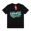 Camiseta Estilo Urbano Nike con Gráfico Tricolor y Texturas